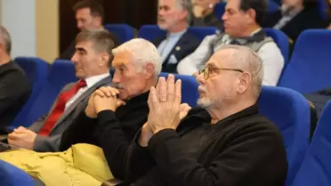 Paneldeki konuşmacılar ve izleyiciler