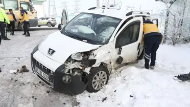 Kars'ta Hafif Ticari ve Arazi Aracının Çarpışması: 6 Yaralı