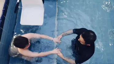 Hidroterapi uygulamasında çocuklar su içinde aktivite yapıyor