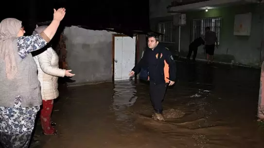 Manisa’da Şiddetli Sağanak Sel Felaketi: Araçlar Suya Kapıldı, Yollar Kapanıyor