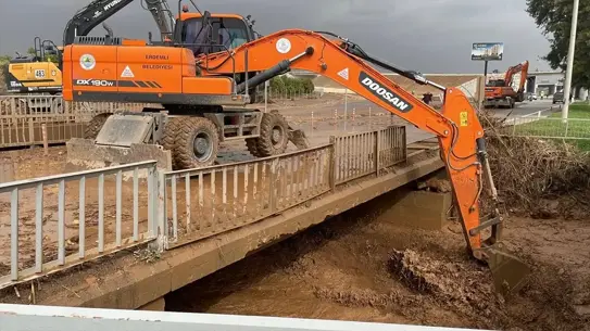 Mersin'de Şiddetli Yağışlar Sokakları Sular Altına Çekti