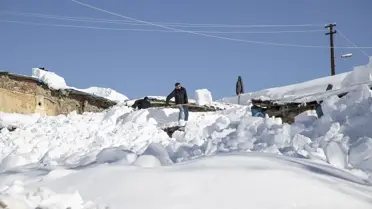 Ovacık Köylüleri Kış Sıcağıyla Mücadele: Damlarda Biriken Karı Temizliyor