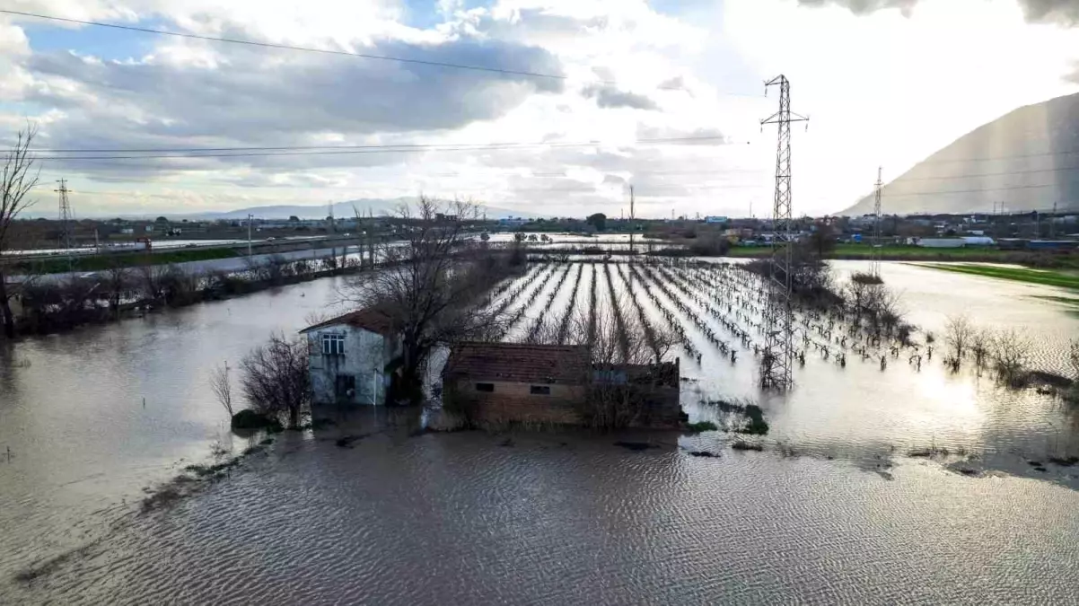 Manisa’da şiddetli sağanak sonrası sel felaketi: Araç dereye sürüklendi