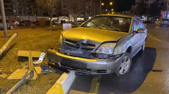 Çorum’da Sinyalizasyon Direğine Çarpan Otomobil Kazası: 1 Hafif Yaralı