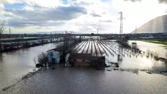 Sel sonrası su içinde kalan otomobil