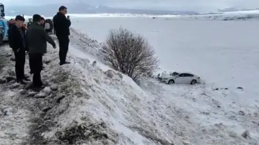 Sarıkamış’ta Sisli Havada Kaygan Yol Sürüşü Kontrolsüz Kaza Yaptı