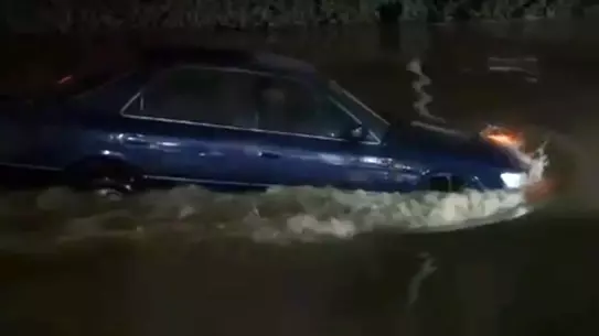 Bornova’da Şiddetli Sel, Otomobili Suya Çekti