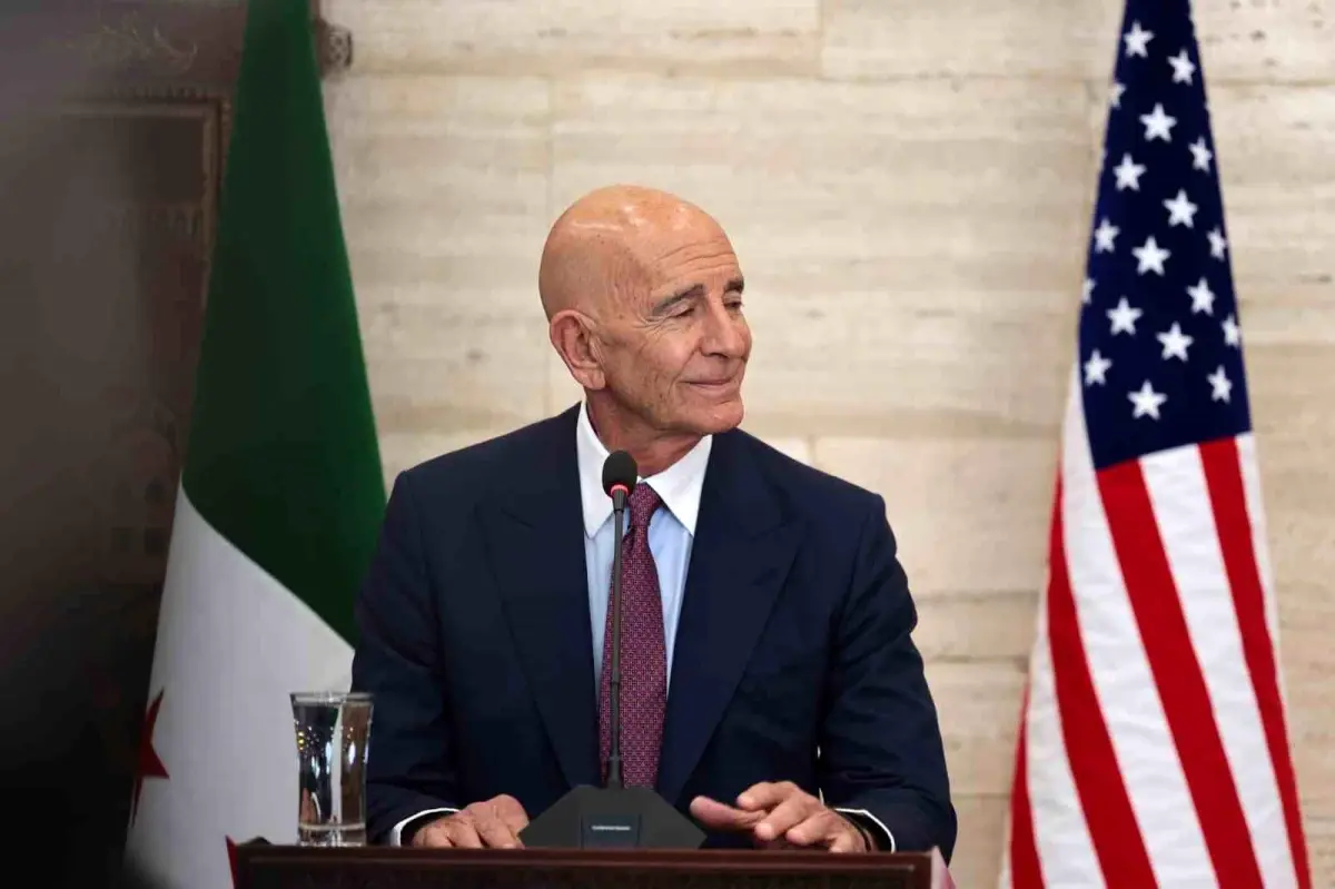 Tom Barrack ve SDG temsilcileri anlaşma imzalarken