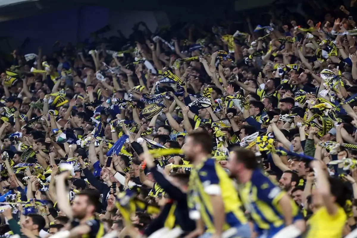 Fenerbahçe taraftarları Ederson'u alkışlıyor