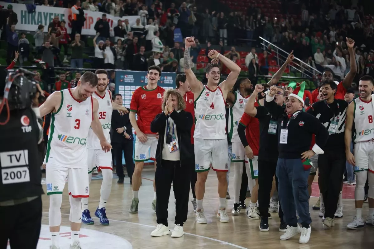 Karşıyaka Spor Salonu'nda Fenerbahçe maçı için hazırlık