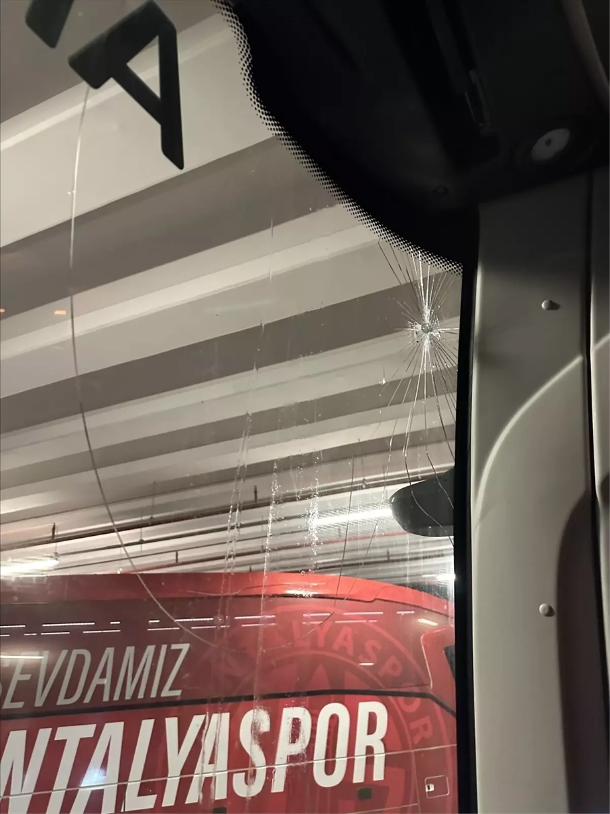 Trabzonspor otobüsüne taşlı saldırı