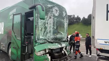 Konyaspor U19 Otobüsü İstanbul’da Çarptı: Şoför ve 2 Futbolcu Yaralandı