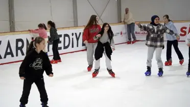 Manisa'da 5 Bin Öğrenci Buz Pistinde Ücretsiz Pateni Deneyimledi