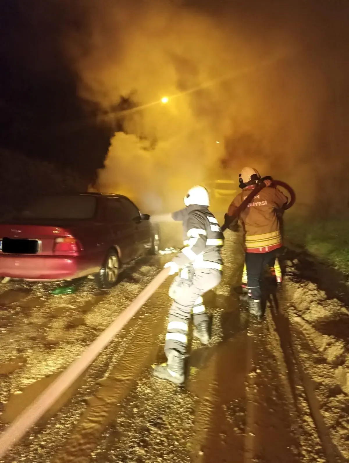 Yayladağı'nda Seyir Halindeki Otomobilin Motoru Alev Aldı, İtfaiye Hızlı Müdahale Etti