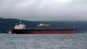 Bozcaada’da Karaya Vuran Tanker 12 Gün Sonra Çanakkale Boğazı’ndan Güvenli Geçti