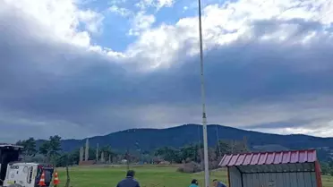 Denizli’de Bayrak Dikme Çabası: İpin Çalınması Halkı Hüzünlendirdi