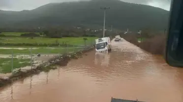Bodrum’da Şiddetli Sağanak Yağmur Kamyoneti Yolda Mahsur Etti, Ev Su Basıldı