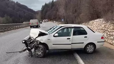 İnegöl'de Araç Bariyer Çarpması: 3 Kişi Yaralandı