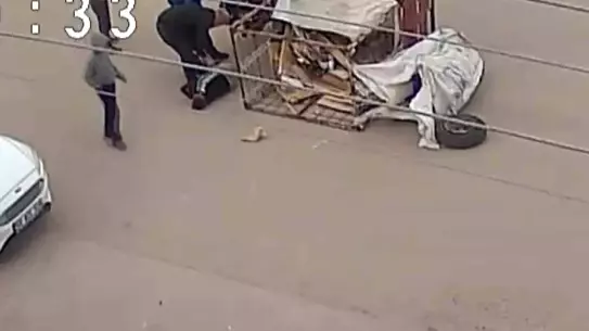 Aksaray’da Elektrikli Motosiklet Kazası: Çocuğun Bacağı Sıkıştı, Vatandaşlar Hızlı Müdahale Etti