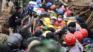 Endonezya Batı Java’da 49 Kişi Hayatını Kaybetti: Toprak Kayması Felaketi