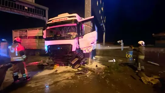 Hatay Dörtyol'da Tır Kazası: Şoför Yaralı ve Araç Yangın Çıktı