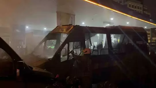 Kağıthane'de Benzin İstasyonunda Minibüs Yangını Kontrol Altına Alındı
