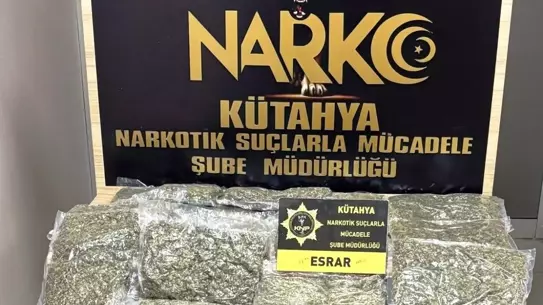 Kütahya'da Uyuşturucu Baskını: 10 Kilo Esrar ve 9 Ecza Hapı Ele Geçirildi