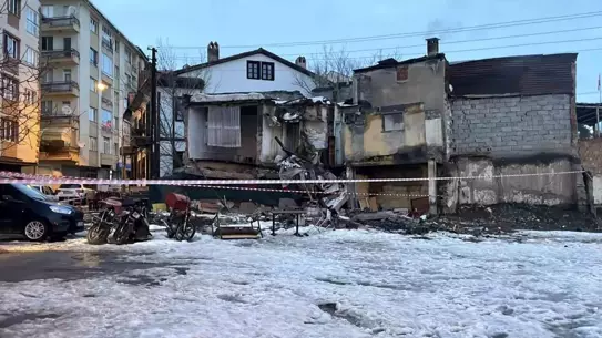 Sivas'ın Halit Rıfat Paşa Mahallesi'nde Metruk Bina Ani Çöktü