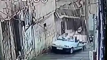 Şanlıurfa’da Şiddetli Yağış Sonrası Duvar Otomobile Çarptı, Kazayı Önledi