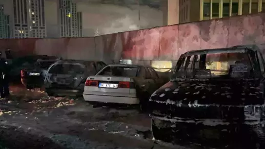 Sarıyer Otoparkında Çıkan Yangın 5 Aracı Etkiledi