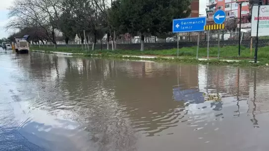 İncirliova’da Şiddetli Sağanak, Yol ve Trafiği Felç Etti