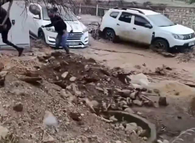 Su birikintileri arasında kalan evler