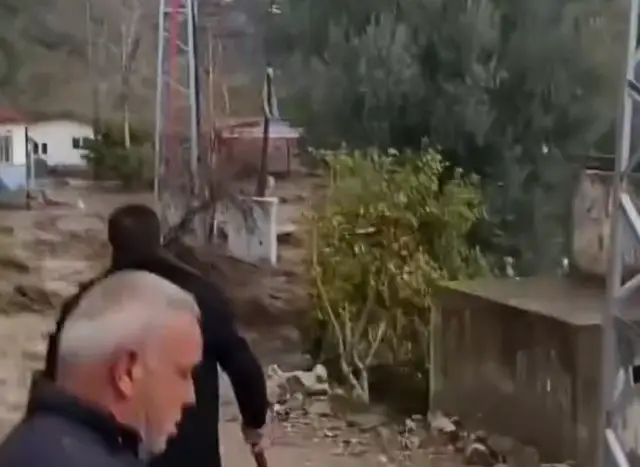 Mersin sokaklarında sel sonrası temizlik çalışması