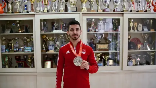 Eray Şamdan Altın Madalyayla Karate Tarihine Damga Vurdu