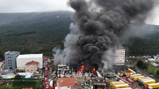 Ataşehir'deki Fabrika Yangını Şehrin Güvenliğini Sarsıyor