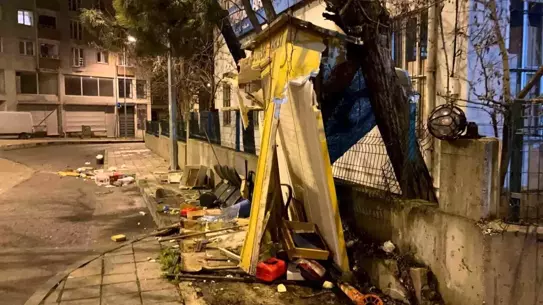 Çorlu’da Kamyonet Taksi Durağını Çarparak Büyük Hasara Neden Oldu