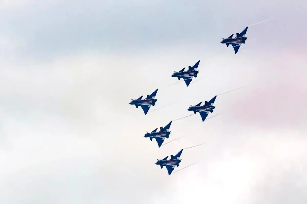 Çin Hava Kuvvetleri akrobasi ekibi Singapur’da