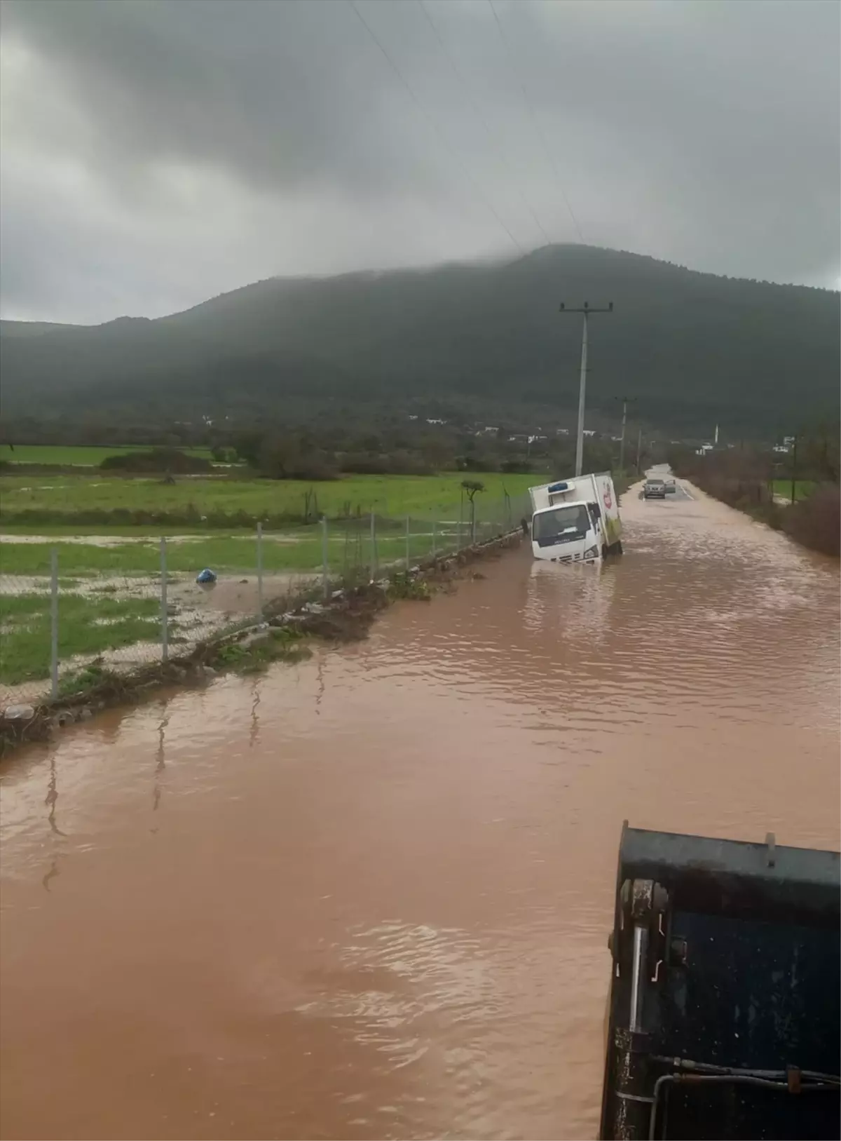 Bodrum’da Şiddetli Sağanak Sel Evleri Sular Altına Çaktı, Kamyonet Sokağa Hapsoldu
