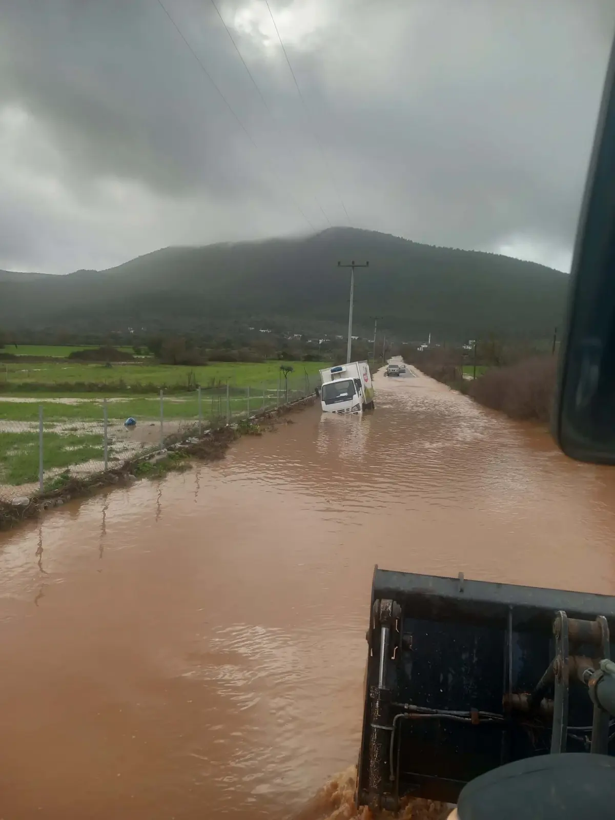Bodrum'da sağanak yağış sonrası yolda mahsur kalan kamyonet