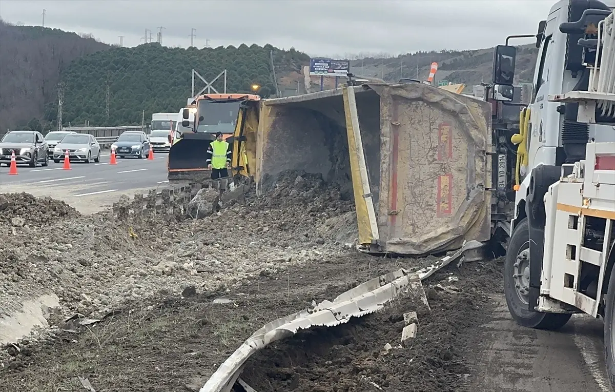 Eyüpsultan’da devrilen hafriyat kamyonu