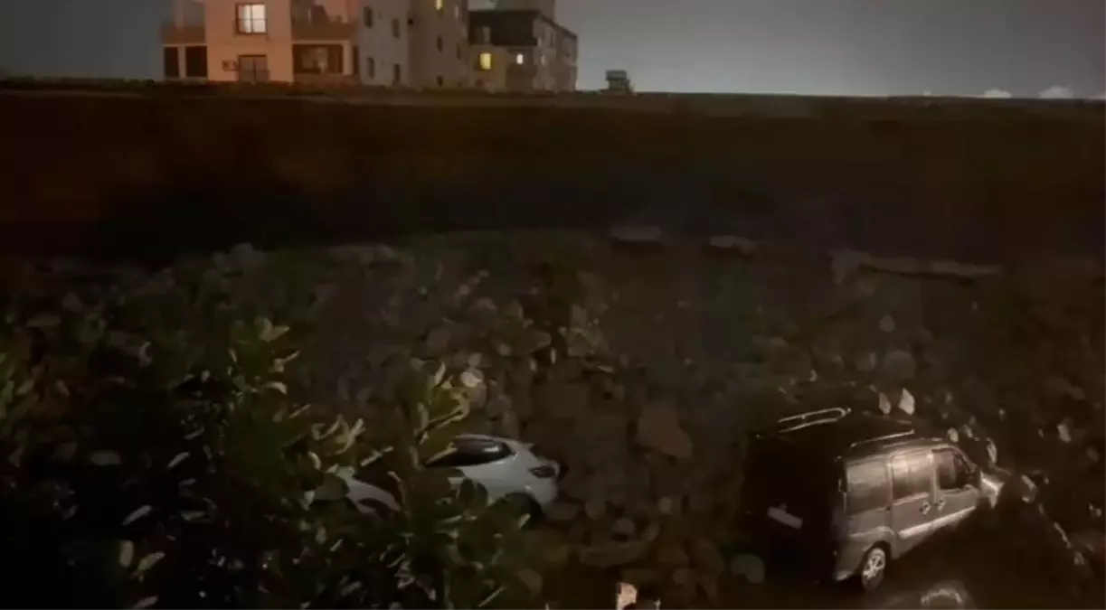 Hatay'ın Payas İlçesinde İstinat Duvarı Çöktü, Park Halindeki Araçlar Zarar Gördü