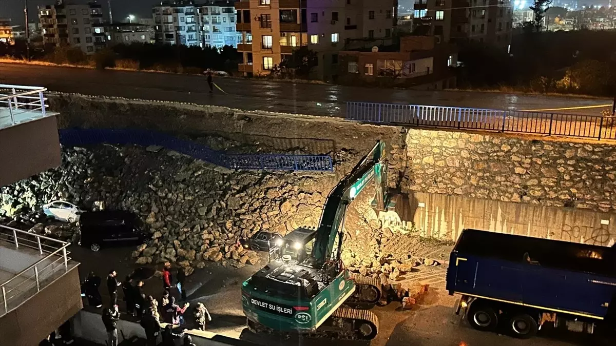 Payas'ta İstinat Duvarı Çöktü: 6 Araç Hasar Aldı