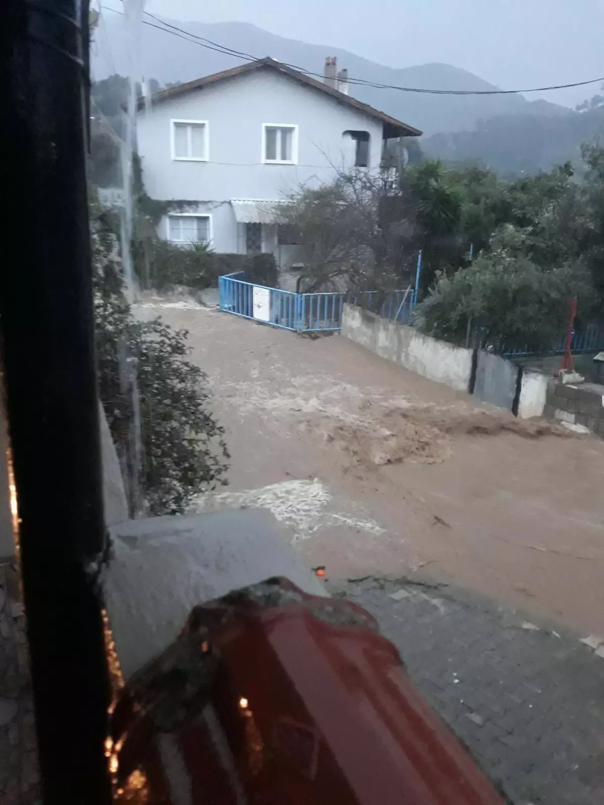 İzmir Menderes’te Şiddetli Sağanaklar Gümüldür’de Su Baskınlarına Yol Açtı