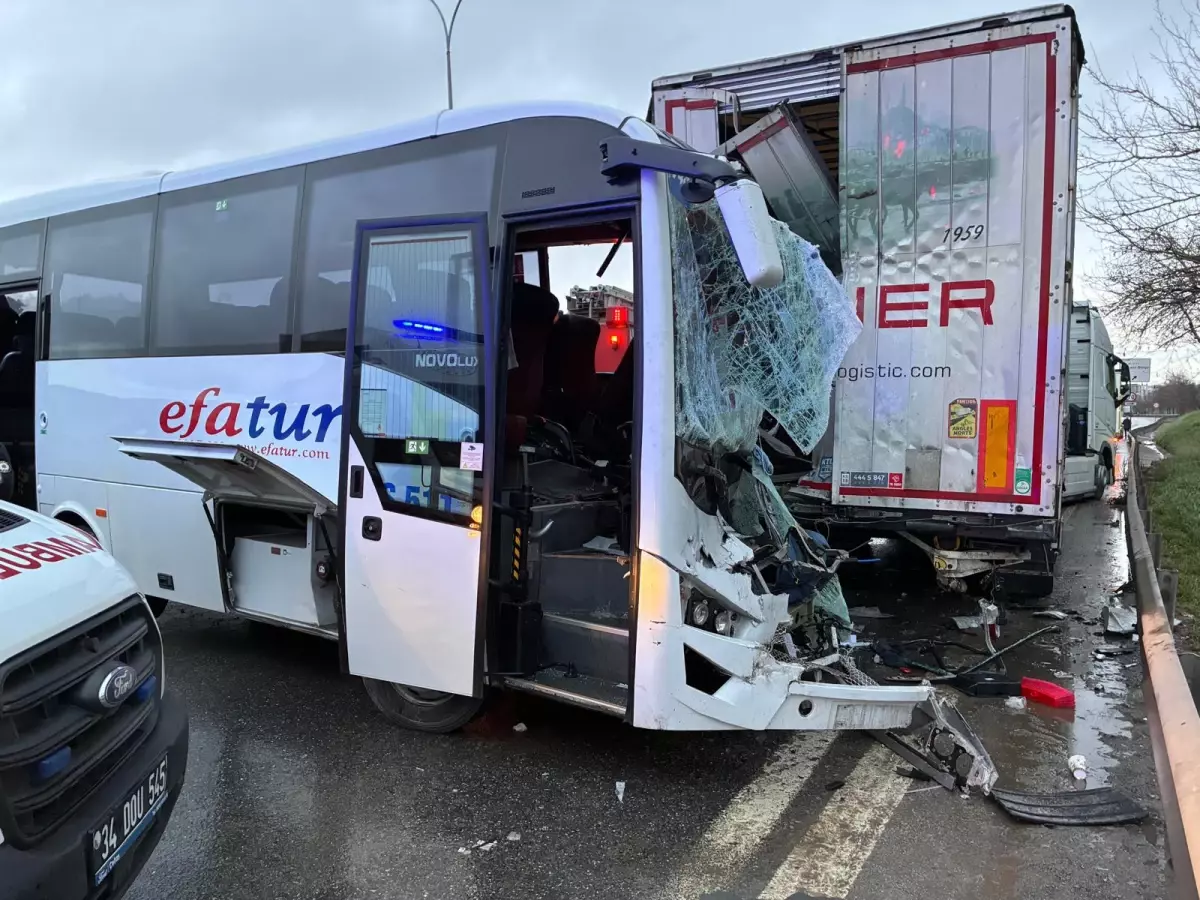 Kurtköy'de Midibüs ve TIR Çarpışması: 13 Yaralı, 3'ü Ağır
