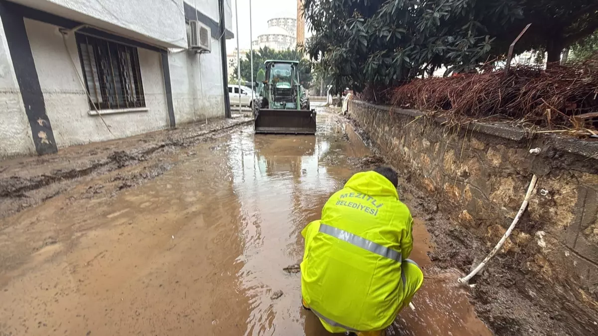 Mersin'de Şiddetli Yağış Sonrası Su Tahliyesi ve Temizlik Çalışmaları Hız Kesmeden Sürüyor
