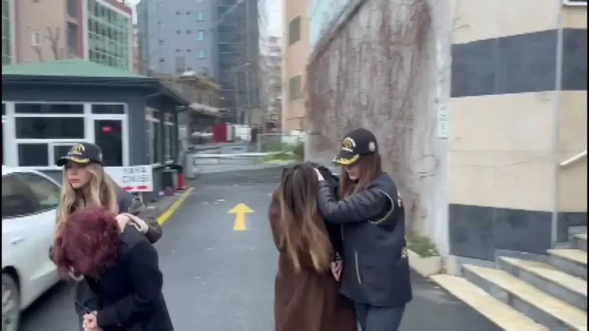 İstanbul’da Lüks Araç Sahteciliği Operasyonu: 5 Şüpheli Gözaltında