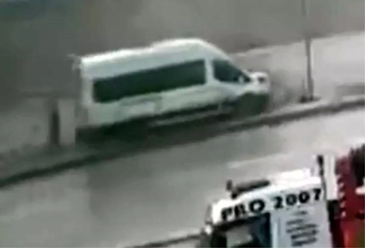 Gaziantep'te İşçi Servisi Minibüsü Refüje Çıktı: Yaya Nefesini Tutarken Kaza Anı Kaydedildi