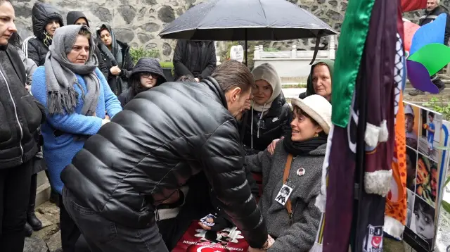 Mezar başında çiçekler