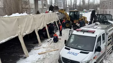 Ağrı’da Kar Birikintisi Garajı Yıktı: 3 Araç Hasar Aldı