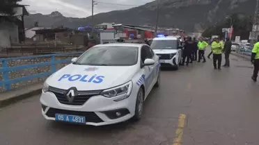 Olay yerinde polis memuru ve motosiklet